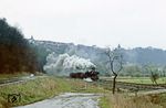 Auch hinter Orlamünde hatte es sich eingeregnet. Wenigstens sorgte kühle und feuchte Luft für ordentlich Dampf bei 41 1225. (10.04.1982) <i>Foto: Joachim Bügel</i>