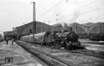 So richtig wollen Lok und Wagen nicht zusammenpassen. 38 310 vom Bw Karl-Marx-Stadt-Hilbersdorf aus dem Jahre 1922 mit einer neuen vom Waggonbau Görlitz gebauten 5-teiligen Doppelstock-Gliederzugeinheit in Leipzig Hbf. Am Bahnsteig 26 ist aufgeregt die englische Fotogruppe herbeigeeilt. (09.08.1967) <i>Foto: Robin Fell</i>