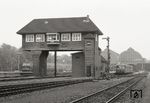 Das Fahrdienstleiterstellwerk "Kp" (Bauform: Siemens&Halske 1912) war vom 30.10.1925 (Inbetriebnahme) bis 16.10.2001 (Außerbetriebnahme) für die sichere Durchführung der Zug- und Rangierfahrten in Kiel Hbf zuständig. (12.10.1975) <i>Foto: Benno Wiesmüller</i>