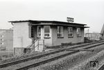 Die "Zugmeldestelle Wk in km 350,438" - das ehemalige Stellwerk "Wk" - an der Peutebrücke in Hamburg-Wilhelmsburg. (07.05.1974) <i>Foto: Benno Wiesmüller</i>