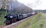 50 1298 bei Deutschenbora auf dem Weg nach Nossen. Hinter der Lok ist ein Kranzug eingestellt. (10.05.1983) <i>Foto: Peter Schiffer</i>