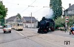 Am Haltepunkt Weißes Roß in Radebeul kreuzt 99 1793 am BÜ "Meißner Straße" die Straßenbahn der Linie 4 nach Weinböhla. (10.05.1983) <i>Foto: Peter Schiffer</i>