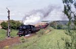Mit abblasenden Sicherheitsventilen passiert 50 1298 das Einfahrsignal von Deutschenbora auf dem Weg nach Nossen. (13.05.1983) <i>Foto: Peter Schiffer</i>