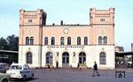 Döbeln Hbf liegt an den sich kreuzenden Bahnstrecken Borsdorf–Coswig und Riesa–Chemnitz. Der Bahnhof ist die zentrale Bahnstation der Stadt Döbeln in Sachsen. Von 1884 bis 1964 war Döbeln Hbf außerdem Endpunkt der Schmalspurbahn von Oschatz. Das Bild zeigt das Empfangsgebäude von 1868 zu DDR-Zeiten. Den Zustand des Empfangsgebäudes aus dem gleichen Blickwinkel zeigt Bild-Nr. 28076 aus dem Jahr 1952. (10.05.1983) <i>Foto: Peter Schiffer</i>