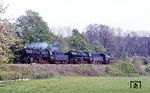 50 3536 schleppt die defekte 50 3657 und eine unbekannte Dampfspeicherlok bei Großbothen ab. (09.05.1983) <i>Foto: Peter Schiffer</i>
