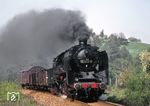 Die Nossener 50 1002 räuchert durch das Freiberger Muldental zwischen Döbeln und Roßwein. (26.04.1982) <i>Foto: Wolfgang Bügel</i>