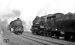Da stand der Fotograf goldrichtig, als die nach Aue fahrende 58 1107 (links) der 58 1218 (ex 58 218) bei Wilkau-Haßlau begegnete. (27.03.1973) <i>Foto: Johannes Glöckner</i>