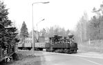 Die Waldeisenbahn Muskau wurde 1895 zur Erschließung der Wälder und Rohstoffvorkommen im Umfeld von Muskau und Weißwasser mit einer Spurweite von 600 mm angelegt. Zudem sollten damit die entstandenen Industriebetriebe (Braunkohlegruben, Ziegeleien, Sägewerke, Papierfabriken und Glashütten) an das Bahnnetz angeschlossen werden. Heute ist sie die größte Museumsbahn in 600-mm-Spur in Deutschland. (29.03.1973) <i>Foto: Johannes Glöckner</i>