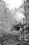 99 1750 vor P 2420 im Rabenauer Grund, einem bis zu 80 Meter tiefen Kerbtal der Roten Weißeritz zwischen Freital-Coßmannsdorf und Rabenau. (30.03.1973) <i>Foto: Johannes Glöckner</i>