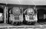 Die Erfurter 01 0529 und 01 0532 warten im Bw Bebra letztmalig auf ihre Rückleistung. Einen Tag später zum Sommerfahrplan 1973 endete der Einsatz der 01.5 nach Bebra. (02.06.1973) <i>Foto: Johannes Glöckner</i>