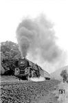 Am letzten Einsatztag der Erfurter 01.5 nach Bebra kachelt 01 0534 vor D 1099 bei Ronshausen zurück in die Heimat. (02.06.1973) <i>Foto: Johannes Glöckner</i>