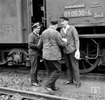 Lokführer und Heizer der Erfurter 01 0530 verabschieden sich vom DB-Kollegen im Bw Bebra. Anschließend wird die letzte Fahrt der 01 0530 vor D 207 nach Erfurt folgen. (02.06.1973) <i>Foto: Johannes Glöckner</i>