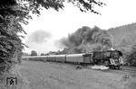 Und hier kachelt 01 0530 dann zum letzten Mal mit D 207 die Steigung bei Ronshausen hinauf. (02.06.1973) <i>Foto: Johannes Glöckner</i>