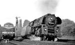 Die Wittenberger 01 0505 vor dem nur Sa/So verkehrenden Autoreisezug D 1437 (Westerland/Sylt als D 1309 ab 21.02 Uhr - ab Büchen D 1437 - Bln-Wannsee 06.01 Uhr - Bln-Friedrichstraße) in der Bahnhofsausfahrt von Berlin-Wannsee. 118 318 vom Bw Berlin-Grunewald wartet auf Einfahrt in den Bahnhof. Sie kam als Lz aus Lichterfelde West und hatte den (US-)Db 637 nach Berlin gebracht. (04.06.1972) <i>Foto: Burkhard Wollny</i>