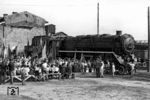 Im Rahmen einer Feierstunde wurde die kohlenstaubgefeuerte 44 116 des Bw Leipzig-Wahren auf den Namen "Junger Pionier" getauft. Die Pionierorganisation „Ernst Thälmann“, benannt nach dem ehemaligen Vorsitzenden der Kommunistischen Partei Deutschlands (KPD) Ernst Thälmann, war in der Deutschen Demokratischen Republik (DDR) eine politische Massenorganisation für Kinder. Die im Dezember 1948 gegründete Organisation war der Freien Deutschen Jugend (FDJ) angegliedert und vollständig nach sowjetischem Vorbild aufgebaut und organisiert. (1950) <i>Foto: Historische Sammlung der Deutschen Bahn AG (Stephan)</i>