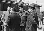 1962 wurde eine 50-Hz-Versuchsstrecke von Henningsdorf nach Wustermark Rbf in Anwesenheit des Präsidenten der RBD Berlin Arndt eingeweiht. Sie diente vor allen der Erprobung von Export-Lokomotiven des LEW Henningsdorf und war bis 1973 in Betrieb.  (25.06.1962) <i>Foto: Historische Sammlung der Deutschen Bahn AG</i>