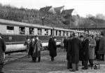 Im Sommerfahrplan 1955 richtete die DR eine Fernschnelltriebwagen-Verbindung FT 129/130 "Saßnitz-Express" zwischen Saßnitz und München ein. Das Zugpaar verkehrte zweimal wöchentlich während der Sommersaison und hatte keine Verkehrshalte in der DDR; es diente nur dem Transit zwischen Schweden und der Bundesrepublik. Neben der Presse waren auch schwedische Eisenbahner bei der Zermonie anwesend. Das Bild zeigt den SVT "137 273 Berlin" vom T-Bw Karlshorst im Bahnhof Saßnitz Hafen. (13.03.1955) <i>Foto: Dreyer</i>