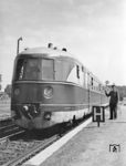 Pressewirksam wird im Bahnhof Bergen auf Rügen dem SVT 137 233a als "Saßnitz-Express" der Abfahrauftrag erteilt. Den Reisenden steht nun eine neunstündige Non-Stop-Fahrt durch die DDR bevor. Gesamtreisezeit bis München: 13 Stunden und 46 Minuten. (13.03.1955) <i>Foto: Dreyer</i>