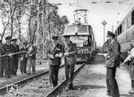 Die erste elektrische Zugfahrt von Frankfurt (Oder) nach Polen im Bbf Frankfurt-Oderbrücke. Der Stellvertreter des Generaldirektors (des Verkehrsministers der DDR), zugleich Präsident der Rbd Berlin Löscher, und der Hauptdirektor der PKP zerschneiden das Band.  (28.05.1988) <i>Foto: Historische Sammlung der Deutschen Bahn AG (Carl-Ernst Zimmer) </i>