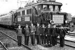 Am 27. Juli 1955 wurde im Beisein von Verkehsminister Erwin Kramer im Bahnkraftwerk Muldenstein der 1. Turbosatz angefahren und die 60-KV-Fernleitung zum Unterwerk Köthen in Betrieb genommen. Auf dem Bahnhof wurden die Fahrleitungen unter Spannung gesetzt und erste Probefahrten mit E 44 045 und E 44 051 unternommen. Die abschließende Probefahrt nach Halle (Saale) verlief erfolgreich. Auf der Rückfahrt soll „Genosse Kramer“ die E 44 045 persönlich gefahren haben. Aus heutiger Sicht kann das Schild an der Front der E 44 051 auch als Sarkasmus verstanden werden. Von der 1946 in die Sowjetunion abgefahrenen E 44 051 kam 1952 nur noch Schrott wieder in die DDR zurück.  (27.07.1955) <i>Foto: ZBDR</i>