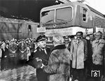 Zur Leipziger Frühjahrsmesse 1988 sollte eine neue Spitzenleistung DDR-eigener Fahrzeugbauer präsentiert werden. Den Anlass bildete die 1000. Ellok, die von LEW Hennigsdorf an die Deutsche Reichsbahn ausliefert werden sollte. Auserwählt wurde hierzu die 243 325. Die Auslieferung der Baureihe 243 verlief jedoch schneller als geplant und die Frühjahrsmesse in Leipzig war noch in weiter Ferne. So wurde die für die Zermonie vorgesehene 243 325 bereits am 04.02.1988 abgenommen, also zwei Monate zu früh. Man ließ sich etwas einfallen und stellte kurzerhand die 242 325 am 11.02.1988 unter anderer Ordnungsnummer (243 345) in Dienst. So konnte man die Loknummer 243 325 für die verordnete Präsentation freihalten. Pünktlich zur Frühjahrsmesse wurde 243 338 aus dem laufenden Programm zur Messe geschickt und stellte sich als 1000. gelieferte Ellok des LEW an die DR dar. Die Lok bekam hierfür eigens die Lokschilder der 243 325 angeschraubt, die sie bis zum 10. April 1988 behielt. So wird hier eigentlich die "falsche" 1000. E-Lok übergeben (und keiner hat's gemerkt ?!) (04.1988) <i>Foto: Historische Sammlung der Deutschen Bahn AG (Carl-Ernst Zimmer) </i>