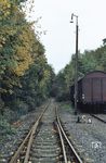 Die Bahnstrecke Köln-Mülheim - Lindlar, im Volksmund früher auch Sülztalbahn genannt, war eine ehemals 45 km lange Eisenbahnstrecke von Köln-Mülheim über Bergisch Gladbach, Bensberg, Rösrath, Hoffnungsthal und Immekeppel nach Lindlar. Der erste Bauabschnitt von Mülheim am Rhein bis Bergisch Gladbach wurde am 15. Dezember 1868 in Betrieb genommen, der Endpunkt Lindlar wurde am 16. Dezember 1912 erreicht. Der Personenverkehr über Bergisch Gladbach hinaus wurde am 29. September 1965 eingestellt, der Güterverkehr am 22. Mai 1966. Die Strecke zwischen Bergisch Gladbach und Köln-Mülheim wurde am 1. Juni 1975 elektrifiziert, dort verkehrt heute die S-Bahn-Linie 11 bis Düsseldorf-Flughafen. Das Bild zeigt in Bensberg das Streckenende Richtung Rösrath. (24.10.1984) <i>Foto: Peter Schiffer</i>