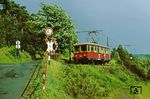 Die Oberweißbacher Bergbahn verbindet seit 1922 den an der Schwarzatalbahn gelegenen Haltepunkt Obstfelderschmiede (Gemeinde Mellenbach-Glasbach) mit der Gemeinde Cursdorf. Die Bahn besteht aus einer 1,351 Kilometer langen breitspurigen Standseilbahn und einer daran anschließenden 2,635 Kilometer langen normalspurigen und elektrifizierten Adhäsionsstrecke. Auf diesem Streckenteil ist 279 203 als P 14043 bei Lichtenhain unterwegs. (12.06.1982) <i>Foto: Wolfgang Bügel</i>