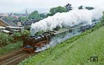 Anlässlich des 1000-jährigen Stadtjubiläums dampft 62 015 mit Sonderzug P 24403 nach einem Regenguss von Meiningen nach Grimmenthal. Im Hintergrund ragen die Türme der Stadtkirche "Unserer lieben Frauen" in Meiningen hervor. (13.06.1982) <i>Foto: Wolfgang Bügel</i>