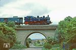 Schon seit 1912 betrieb die Stadt Erfurt im Nordosten eine Industriebahn. Diese konnte auch in DDR-Zeiten ihre Selbständigkeit bewahren, weil sie als städtischer Eigenbetrieb organisiert war. Auf der Bahn ist 94 1292 mit einem Sonderzug in Erfurt-West unterwegs. (13.06.1982) <i>Foto: Wolfgang Bügel</i>