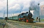 Aus Anlass der Jubiläen "135 Jahre Eisenbahnen in Erfurt" und "100 Jahre Eisenbahndirektion Erfurt" fanden im Juni 1982 mehrere Sonderfahrten und erstmalig eine Fahrzeugschau auf dem Bahnhof in Erfurt-West statt. Hierzu steht 74 1230 mit ihrem Sonderzug im Bahnhof Erfurt-Nord bereit. (13.06.1982) <i>Foto: Wolfgang Bügel</i>