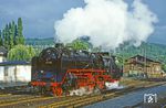 62 015 auf Rangierfahrt im Bahnhof Meiningen. Im Gegensatz zur DB hatte der DR schon 1967 konkrete Vorstellungen über zu erhaltende Museumslokomotiven. Darunter befand sich auch 62 015, die 1972 dem Verkehrsmuseum Dresden übereignet wurde. Nach einer L7-Hauptuntersuchung im Raw Meiningen 1975 stand sie für DMV-Sonderfahrten zur Verfügung.  (13.06.1982) <i>Foto: Wolfgang Bügel</i>