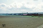 Noch ein Blick auf die übrige, endlos erscheinende Fahrzeugreihe der Überführungsfahrt, u.a. mit 95 1027, 44 0104, einer 119, E 77 10, 244 044, 01 0517, 57 3297, 58 261, 93 230 und 94 1292. (14.06.1982) <i>Foto: Wolfgang Bügel</i>