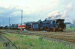 Im Bahnhof Erfurt-Nord wurde der Ausstellungszug auseinander rangiert. Hierbei war 95 1027 (sicherheitshalber ohne Lokschilder, da diese damals auch in der DDR begehrte Sammlerstücke waren) hilfreich tätig. (14.06.1982) <i>Foto: Wolfgang Bügel</i>