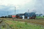 95 1027 mit dem Ausstellungszug, in dem u.a. 44 0104, 119 015, E 77 10, 244 044 und 01 0517 eingestellt waren, im Bahnhof Erfurt-Nord. (14.06.1982) <i>Foto: Wolfgang Bügel</i>