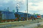 95 1027 übernimmt in Erfurt-Nord die Saalfelder Loks 44 0104 und 119 015. Dahinter rangiert 112 416 die 01 005. (14.06.1982) <i>Foto: Wolfgang Bügel</i>
