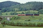 Mit den bescheidenen Resten des Ausstellungszuges anläßlich der Jubiläen "135 Jahre Eisenbahnen in Erfurt" und "100 Jahre Eisenbahndirektion Erfurt" kehrt 95 1027 mit 44 0104 und 119 015 bei Rottenbach nach Saalfeld zurück. (14.06.1982) <i>Foto: Wolfgang Bügel</i>