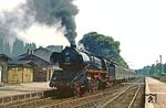 Als Knotenpunkt der in den 1870er Jahren fertiggestellten Eisenbahnstrecken Halle–Halberstadt und Güsten–Sangerhausen erhielt Sandersleben für den Bahnverkehr überregionale Bedeutung. Sandersleben war zudem Teil der Kanonenbahn, namentlich der Berlin-Blankenheimer Eisenbahn. Hier macht 41 1159 mit P 3226 nach Magdeburg dort Station. (17.06.1982) <i>Foto: Wolfgang Bügel</i>