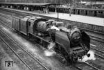 17 1119 wurde Anfang 1949 im RAW Stendal auf Kohlenstaub-Feuerung umgebaut. Als weitere Besonderheiten erhielt sie ein Flügelrad-Emblem an der Rauchkammertür sowie einen Umbautender von einer Kondenslok der Baureihe 52. Hintergrund war die Suche nach einer Lokomotive, die den Besatzungszug D1/D2 der SMAD in der Relation Berlin - Brest ohne Ergänzung von Vorräten bei der PKP bewältigen konnte. Die Lok war zunächst in Berlin-Rummelsburg stationiert, ab 1951 beim Bw Berlin Ostbahnhof. Über das Versuchsstadium kam sie jedoch nie hinaus und hatte mehr Werkstattaufenthalte als Betriebstage zu verzeichnen. Die Lok wurde dann auch im März 1958 abgestellt und 1961 zerlegt. Das Bild entstand auf der Ostbahn im Bahnhof Strausberg. (1953) <i>Foto: ZBDR</i>