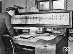 Dispatcherkontrolleinrichtung im Reichsbahn-Betriebsamt Wittenberg. Die Tätigkeit der Dispatcher ist mit der der heutigen Zugleitungen (Betriebsleitung) vergleichbar. Die Dispatcher der Reichsbahn waren auch auf größeren Bahnhöfen zu finden, sein Vorgesetzter war der Amtsdispatcher, der Leiter der Dispatcherleitung, der in jedem Reichsbahnamt angesiedelt war (1962) <i>Foto: Historische Sammlung der Deutschen Bahn AG</i>