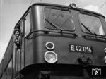 Während bei der Deutschen Bundesbahn Frauen vor allem auf die traditionellen weiblichen Beschäftigungen im Reinigungsdienst, in Sozialeinrichtungen wie Heimen und Kantinen oder als angestellte Sekretärinnen im Bürodienst beschränkt blieben (die erste weibliche Zugschaffnerin der DB wurde z.B. erst 1964 eingestellt !) war für die Frauen in der DDR die eigene Berufstätigkeit - auch in sog. Männerberufen - der Normalfall. Trotzdem war die erste Lokführerin - Frau Anny Rausch - schon eine Besonderheit, die auf der 1963 beim Bw Halle P in Dienst gestellten E 42 014 pressewirkam abgelichtet wurde. Sie war eine von drei Frauen, die als erste im Oktober 1961 ihre Lokführerausbildung bei der DR abgeschlossen hatten. Zu Ihrem 80. Geburtstag am 10. April 1995 erschien ein Zeitungsartikel, der auch Ihren ungewöhnlichen Lebensweg beschrieb: Als eines von 16 (!) Geschwistern musste sie sich nach dem Tod der Eltern als Vollwaise früh durchsetzen. Schon in den 1930er Jahren war sie als Maschinistin im Braunkohlewerk Edderitz (zwischen Köthen und Halle) in einer damals ausschließlichen Männerdomäne tätig. Als das Braunkohlewerk 1956 geschlossen wurde, hörte sie von zwei ihrer Schwestern, dass die Reichsbahn auch Frauen als Lokführerin zuließ. Ihre "Jungfernfahrt" bestritt sie 1960 und fuhr 18 Jahre lang unfallfrei auf E-Loks. (1964) <i>Foto: Historische Sammlung der Deutschen Bahn AG</i>