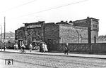 Der Bahnhof Beusselstraße ist ein Bahnhof der S-Bahn im Berliner Ortsteil Moabit des Bezirks Mitte. Er befindet sich an der Beusselbrücke, die Überführung der Beusselstraße über die Ringbahn. Der am 1. Mai 1894 in Betrieb genommene Bahnhof wurde bei alliierten Luftangriffen im Zweiten Weltkrieg schwer beschädigt. Das beschädigte Empfangsgebäude (Foto) wurde erst 1962 abgetragen und anschließend durch einen Flachbau als Eingang ersetzt. Der zweite Zugang mit der als „Gewächshausgang“ bezeichneten verglasten Fußgängerbrücke wurde daraufhin ebenfalls entfernt.  (1961) <i>Foto: Historische Sammlung der Deutschen Bahn AG</i>