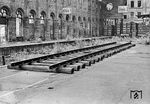 Der Görlitzer Bahnhof war ein im Berliner Ortsteil Kreuzberg gelegener Kopfbahnhof und Ausgangspunkt der Eisenbahnstrecke über Cottbus nach Görlitz. Auf dem ausgedehnten Bahnhofsgelände befindet sich seit den 1990er Jahren der Görlitzer Park. Den Namen Görlitzer Bahnhof trägt heute nur noch der in der Nähe gelegene U-Bahnhof Görlitzer Bahnhof. Der letzte Zug fuhr hier 1951. (1961) <i>Foto: Historische Sammlung der Deutschen Bahn AG</i>