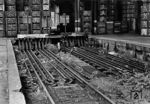 Nach dem Wegfall des Zugverkehrs wurden die Gebäude des Görlitzer Bahnhofs in den Jahren 1961 bis 1967 schrittweise abgebrochen. Begründet wurde dies mit dem Ziel der Neubebauung des nicht mehr benötigten Bahngeländes, die jedoch niemals erfolgte. Auch zum Bau der in den 1970er Jahren geplanten Südtangente der Berliner Stadtautobahn über das Gelände des Bahnhofs ist es niemals gekommen. In den 1980er Jahren wurde ein Erlebnisbad unter dem Namen Bad am Spreewaldplatz erbaut, und ein Stadtteilpark nach Plänen der Freien Planungsgruppe Berlin auf dem Bahngelände errichtet. Die noch vorhandenen Güterschuppen wurden in das Konzept einbezogen. Der Charme des Morbiden auf den ehemaligen Gleisen 3 und 4 wurde 1961 festgehalten. (1961) <i>Foto: Historische Sammlung der Deutschen Bahn AG</i>