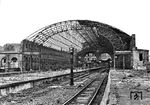 Am Ende des Zweiten Weltkriegs war in der Schlacht um Berlin auch der Görlitzer Bahnhof ein Brennpunkt der Kämpfe. Nachdem die Stadtgrenze im Osten Berlins am 21. April 1945 erreicht worden war, setzte der Sowjetmarschall Schukow von Lichtenberg aus die 5. Stoßarmee des Generals Bersarin gegen den Schlesischen Bahnhof (heute: Ostbahnhof) und den Görlitzer Bahnhof ein, um den Weg durch die südöstlichen Stadtgebiete abzukürzen. Durch die Kämpfe wurde auch das Bahnhofsgebäude beschädigt.  (1961) <i>Foto: Historische Sammlung der Deutschen Bahn AG</i>