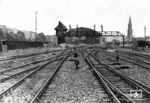Die Gleisanlagen des stillgelegten Görlitzer Bahnhofs in Berlin. In seiner Blütezeit war er Endpunkt der Berlin-Görlitzer Eisenbahn mit Anschlüssen nach Breslau und Wien. Am 29. April 1951 fuhr hier der letzte Zug nach Königs Wusterhausen ab. (1961) <i>Foto: Historische Sammlung der Deutschen Bahn AG</i>