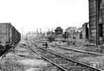 Während der Personenbahnhof nach 1951 nicht mehr angefahren wurde, blieb der Güterbahnhof in Betrieb. In der Nachkriegszeit befanden sich auf dem Gelände riesige Kohlenhalden. Von hier aus wurde ein Teil Berlins mit Brennmaterial versorgt. Nach dem Mauerbau 1961 war der Görlitzer Güterbahnhof nur noch über eine Zufahrt vom – in Neukölln gelegenen – Güterbahnhof Treptow zu erreichen. Bis 1985 verkehrten über diese Verbindung noch Güterzüge zu auf dem Bahnhofsgelände ansässigen Betrieben (Kieslager, Lagerschuppen einer Spedition und einem Schrottplatz). (1961) <i>Foto: Historische Sammlung der Deutschen Bahn AG</i>