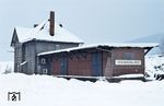 Das klassische Bahnhofsensemble auf einer Nebenbahn mit Empfangsgebäude und Güterschuppen, hier in Siedlinghausen auf der Strecke Bestwig - Winterberg. (17.01.1985) <i>Foto: Peter Schiffer</i>
