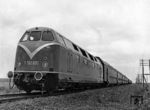 V 180 001 wurde im Dezember 1959 vom VEB Lokomotivbau "Karl Marx" Babelsberg als erste Vorausmaschine an die DR ausgeliefert. Sie war die erste Großdiesellok, die in der DDR hergestellt wurde, mit Ausnahme des hydraulischen Getriebes, das von Voith aus Heidenheim stammte. Durch die VES-M Halle wurde sie umfangreichen Erprobungsfahrten unterzogen, bei der auch diese Aufnahme östlich von Peißen in Fahrtrichtung Halle/Saale entstand. Der Öffentlichkeit wurde sie erstmals zum Tag des Eisenbahners am 12. Juni 1960 präsentiert. (1960) <i>Foto: Historische Sammlung der Deutschen Bahn AG</i>