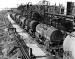 Die Füllbrücke im Ölhafen von Wismar, bei der die Umladung des sowjetischen Import-Erdöls vom Schiff auf die Reichsbahn-Kesselwagen erfolgte. Die Rohölimporte sollen letztlich an der wachsenden Schuldenkrise der DDR schuld gewesen sein. Zitat aus einem Bundesbankbericht von 1999: „So stiegen die Importpreise für Erdöl aus der UdSSR von 1974 bis 1986 um das 11-fache, die Preise für Erdgas um das 7-fache. Die DDR konnte die Mehrkosten, die in diesem Zeitraum allein für diese Rohstoffe circa 40 Mrd. VM (Valutamark) betrugen, nur zum Teil durch ein Anheben der eigenen Exportpreise ausgleichen.“ (1966) <i>Foto: H. Dreyer</i>