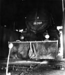 Die Altenburger 58 2107 auf der Unterflur-Reinigungsanlage im Bw Engelsdorf (Bz Leipzig). Die Anlage selbst fährt unter die Lok. Die vorgehängte Schürze und mitfahrende Seitenschürzen sollen das Spritzwasser abhalten und die beweglichen Lokteile schützen. (1964) <i>Foto: Gerhard Illner</i>